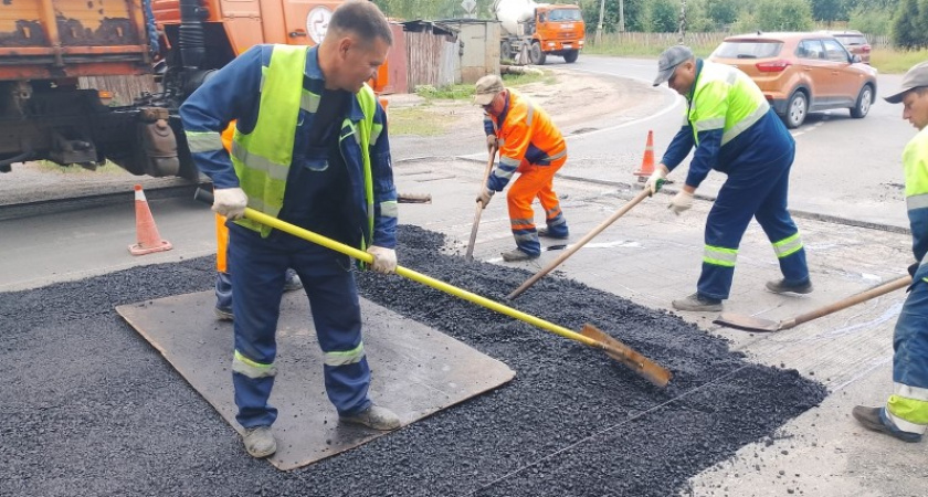 В Коми к учебному году обновили "лежачего полицейского" у школы