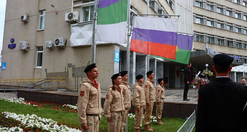 В Коми юнармейцы подняли триколор в честь двойного праздника
