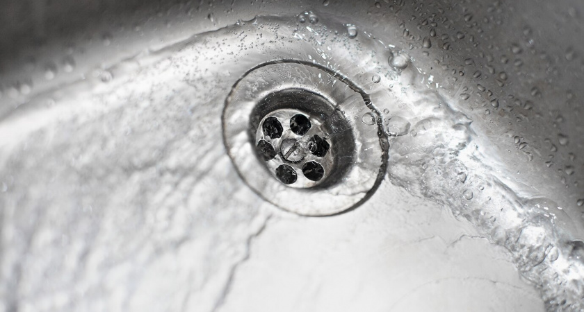 Заливаю в слив 1 стакан — и засор летит в трубу со свистом: делаю так долгие годы — никаких проблем с вантузом