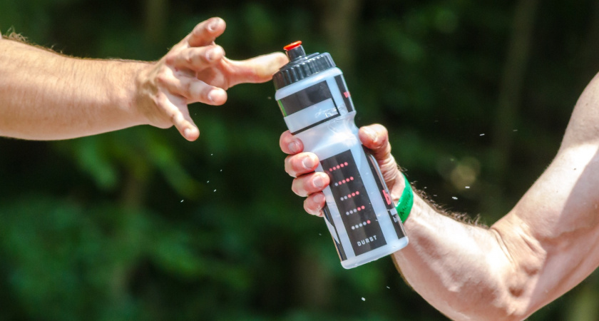 Грязнее, чем миска дворового пса: правда о бутылке, из которой вы пьёте каждый день