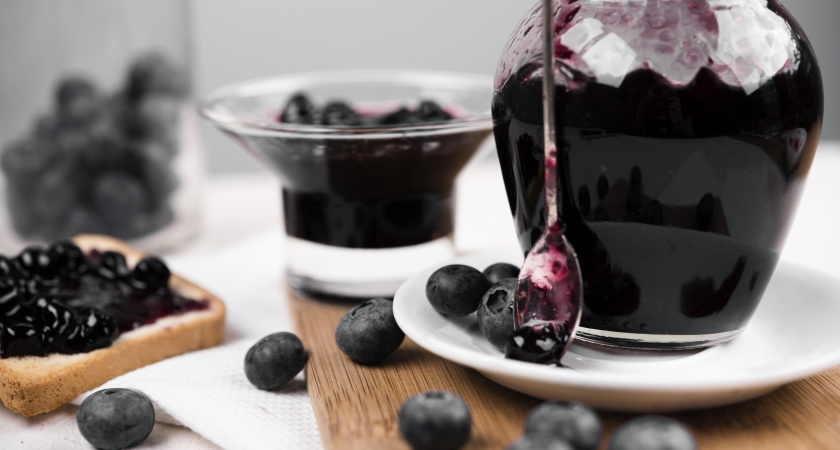 Зимой достаю драгоценные баночки с «черноплодкой» и вся семья прибегает на это чаепитие