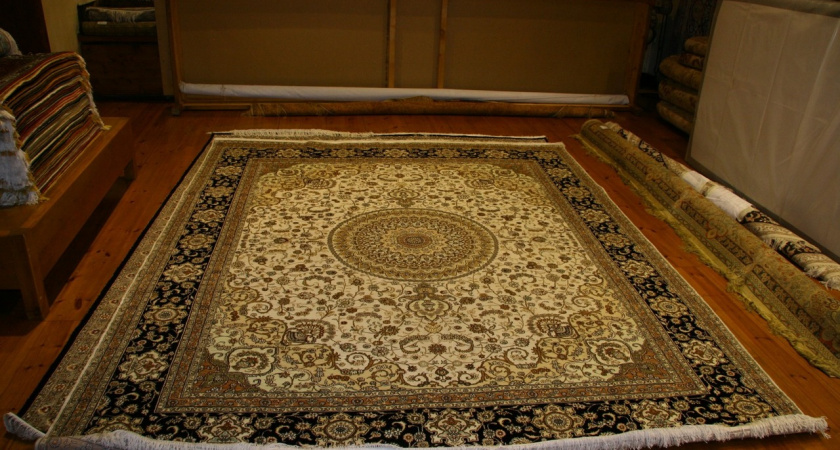 Очищаю ковер от шерсти, волос и пыли за 3 минуты без пылесоса — использую простую вещь