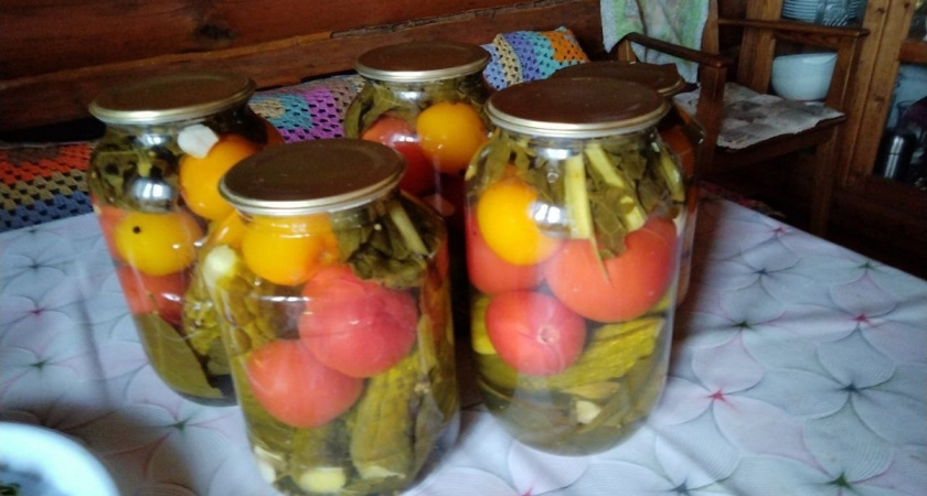 Салат на зиму, который я закрываю без стерилизации и прочих заморочек каждый год: лук и помидоры — ничего лишнего