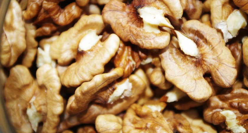 Энергия на исходе уже к обеду: вымачиваем и едим эти орехи каждый день — особенно после 50