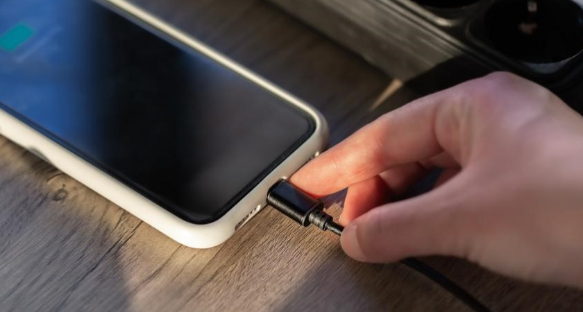 Можно ли оставлять зарядку смартфона в розетке без присмотра?