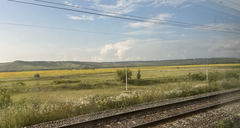 Пассажиры нижних боковых в недоумении: никто не против пустить к столику, но куда же тогда девать матрас