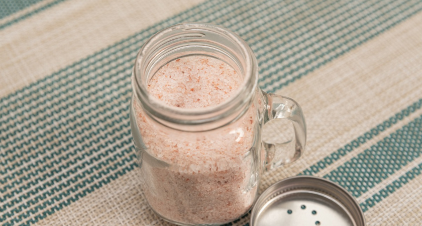 Поставила по стакану соли в каждой комнате: эффект поразил — подсмотрела этот трюк у горничной в санатории