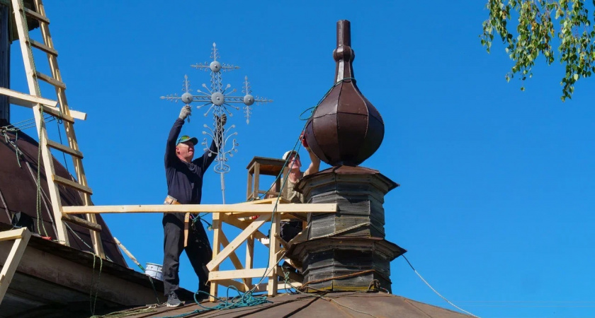В Коми после 90 лет забвения в отреставрированном волонтерами храме прошла служба