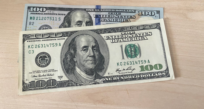 Житель Коми обнаружил в подъезде спящего обладателя валюты и обокрал его 