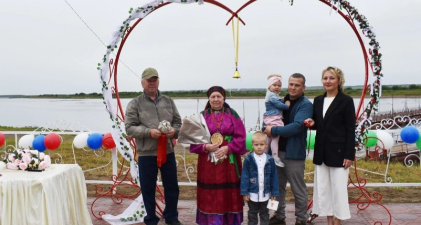 Колокол счастья для молодоженов прозвенел на берегу Ижмы в Коми 
