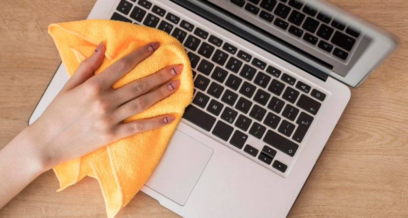 Пыль исчезает на глазах: метод уборки «сухое сухим» с помощью обычного пакета - лайфхак от клинеров