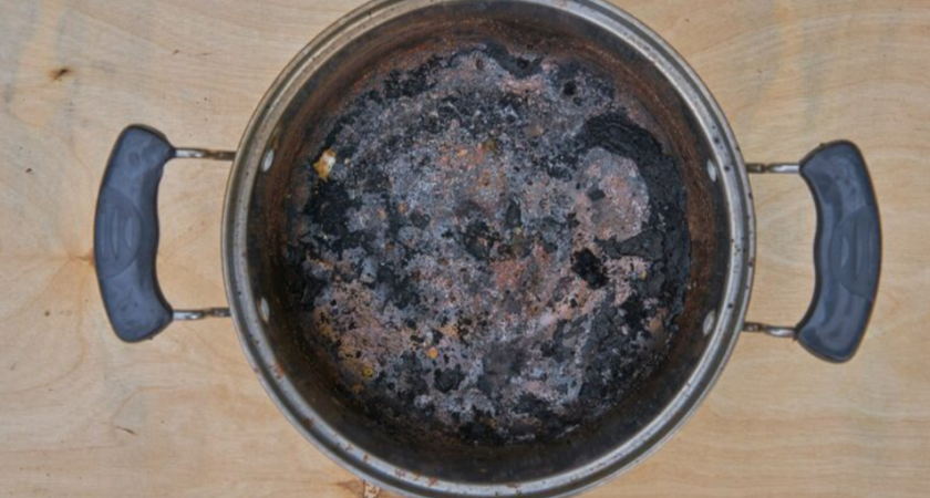 Для пригоревших кастрюль: 3 ленивых метода избавят от нагара за 5 минут: «химичить» не придется 