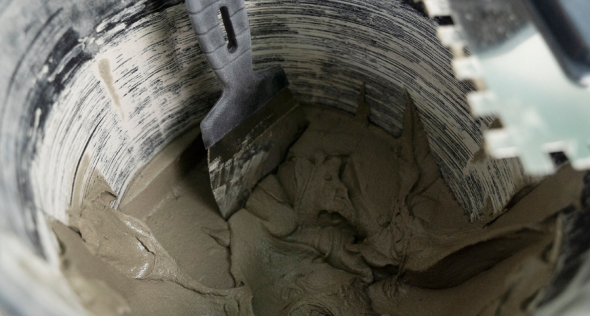 Трещины в отмостке исчезают на глазах: просто добавьте 1 вещь в цемент и на выходе - мощный герметик