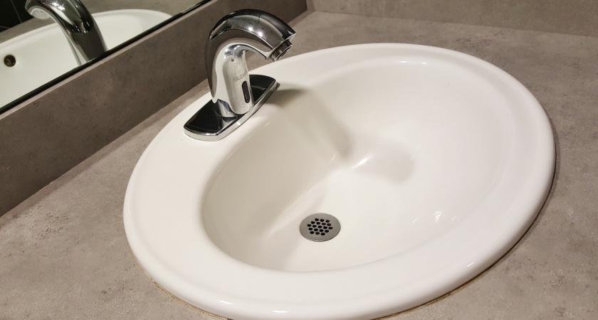 Перед уходом всегда заливаю масло в раковину: результату не нарадуюсь — простой лайфхак от подруги, спасает из раза в раз