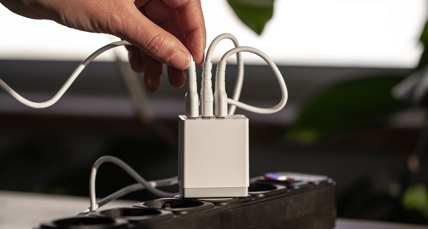 Трое из четырех делают это ошибку: правда ли зарядка в розетке — тихий убийца вашей техники, ответ электриков