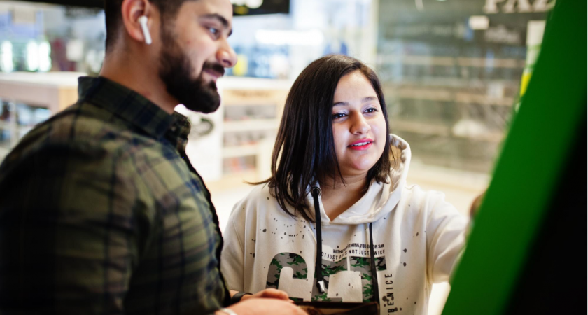 «Мужчина просит вызывать ему такси и заплатить в магазине. Стоит ли переживать?» - ответ психолога