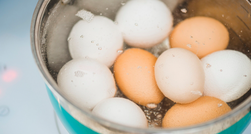 Что делать с водой после варки яиц: вот как обычная жидкость становится полезным ресурсом