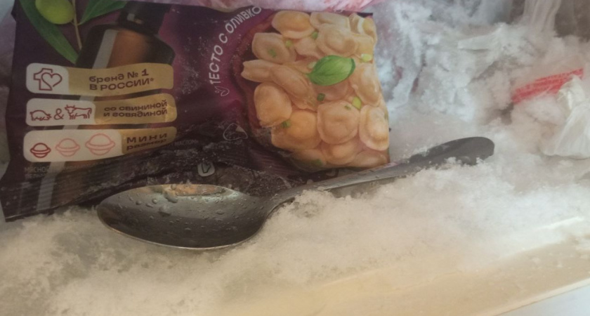 Соседка рассказала, зачем в морозилке всегда держит ложку: лайфхак на любой случай