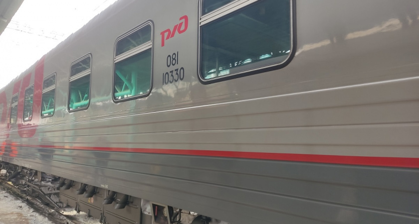 В ключевом споре РЖД поставлена точка: имеет ли право пассажир запрещать сидеть на «своей» нижней полке — реальная история