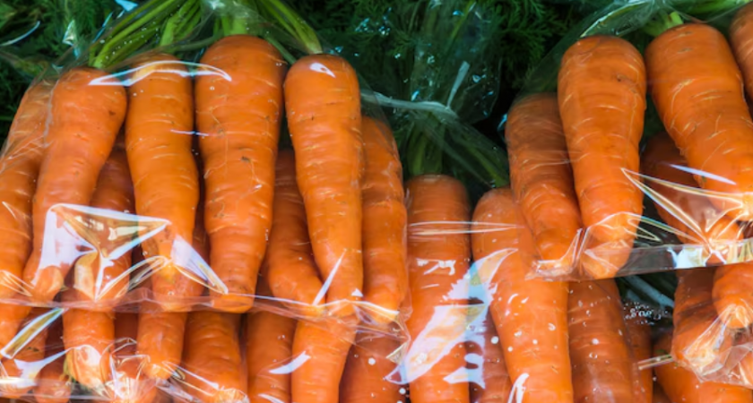 Ушлые дачники используют этот трюк с пакетом и иглой — и бед не знают: урожай остается свежими до самой весны