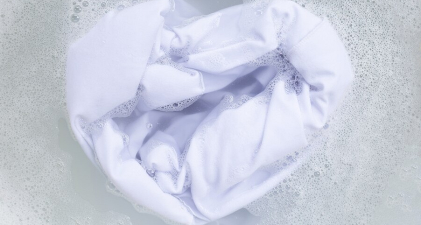 Как вернуть белоснежность вещам: простой лайфхак без отбеливателя