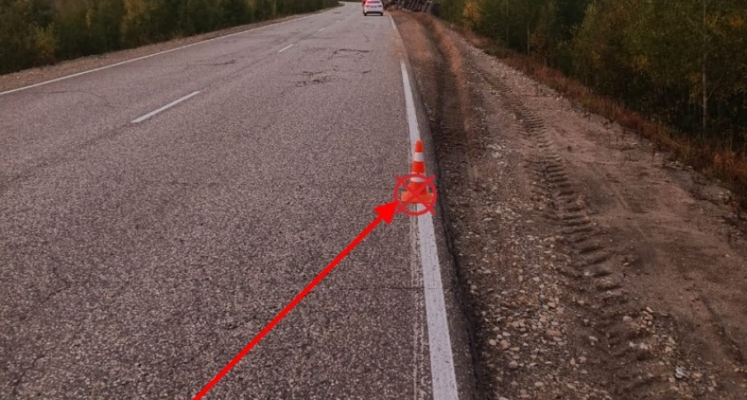 В Коми водитель фуры попал в больницу после опрокидывания в кювет