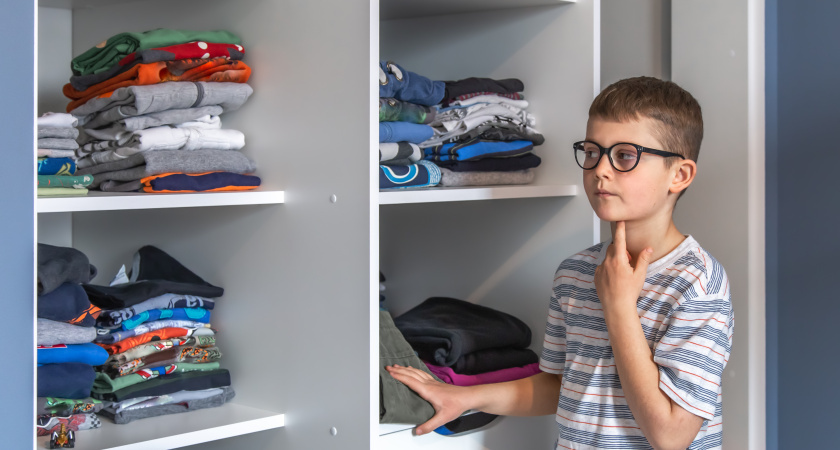 Кладу в шкаф 1 таблетку и вещи благоухают свежестью — вот как навсегда избавиться от затхлого запаха одежды