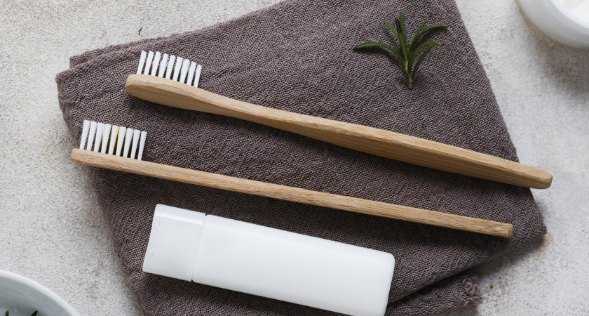 Свяжите две зубные щётки — результат поразит: упростят не только уборку