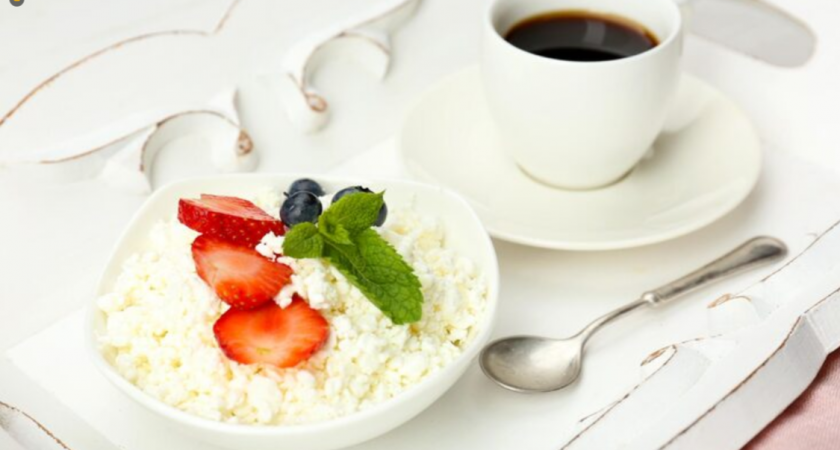 Почему творог нельзя запивать кофе или чаем — теряется вся польза