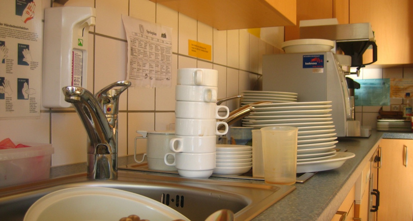 Не выбрасываю больше деньги на ветер: смешиваю соль и средство для посуды - результат шокирует