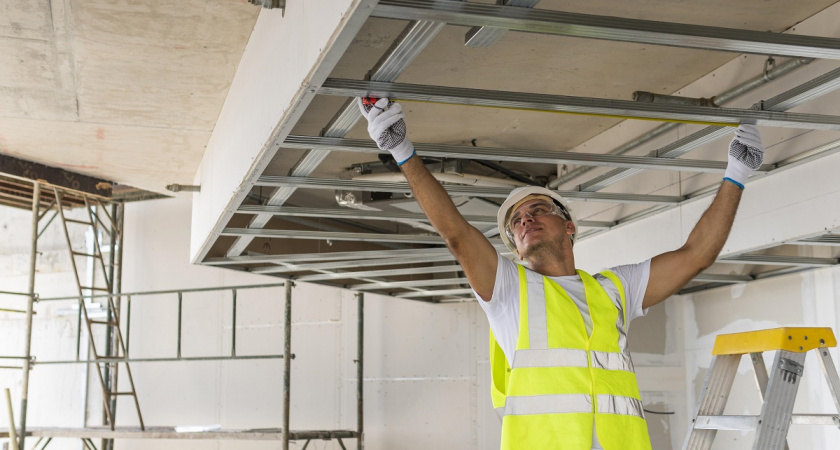 «Я отказался от натяжного потолка после этого сравнения»: вагонка, гипс или обои — что лучше на практике