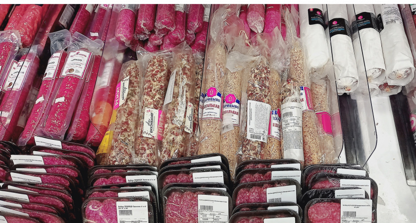 Уши, лапы, хвост — только в этой колбасе и сосисках: смотрите на буквы в составе