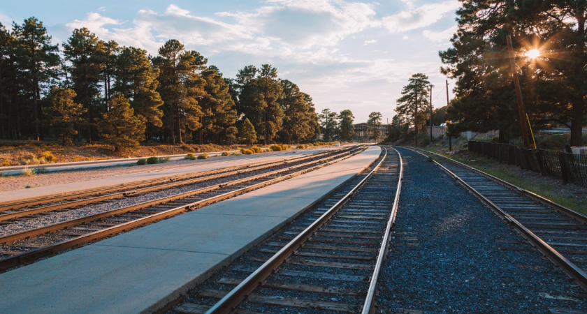 Не просто тормозят: что делает машинист поезда, если видит авто на путях - ответ вас удивит