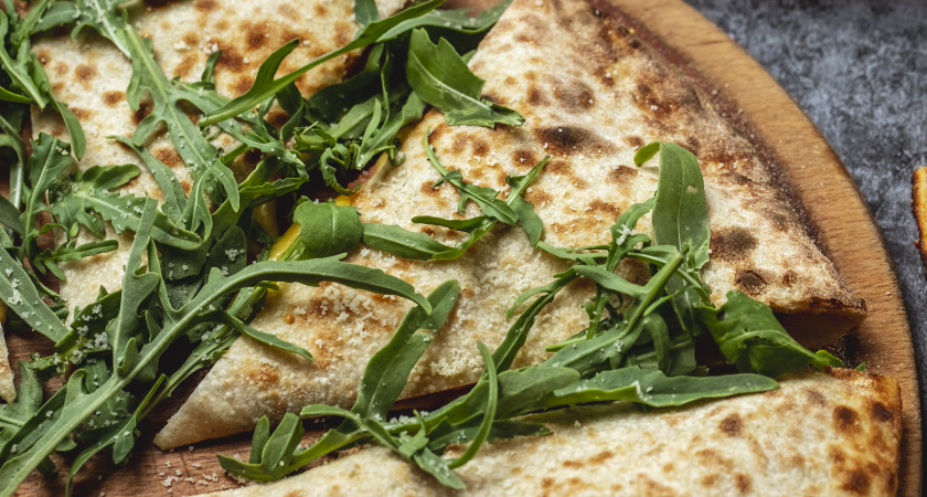 Чесночные лепешки из жидкого теста за 5 минут: ароматные, вкусные - и без дрожжей