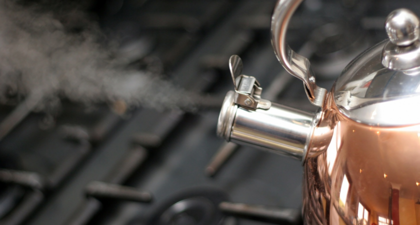 Можно ли дважды кипятить чайник без вреда: запомните раз и навсегда