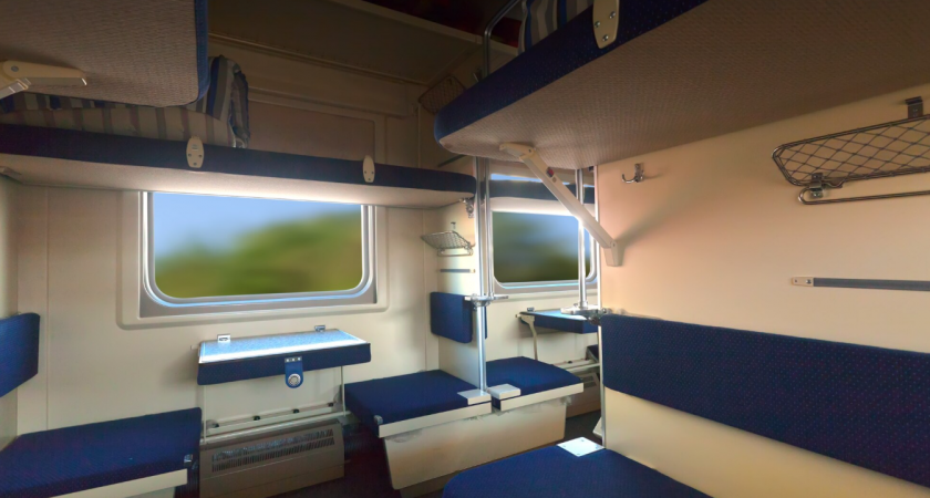 Заплатил за все четыре места. Вернулся и обомлел: в моем купе уже устроилась целая семейка