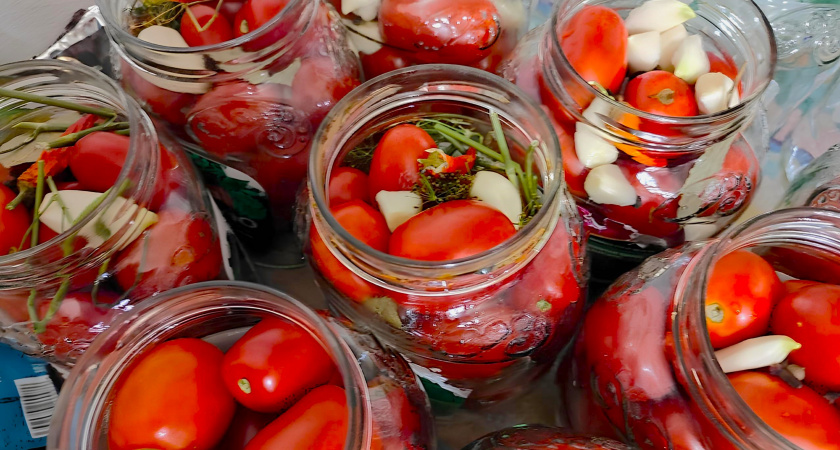 Вкусные маринованные помидоры на зиму - простой рецепт