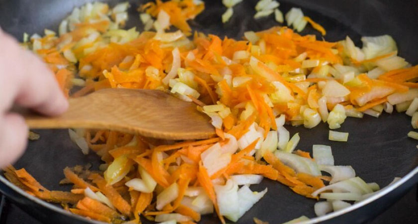 Что обжаривается первым — лук или морковь? Запомните это правило для вкусной зажарки 