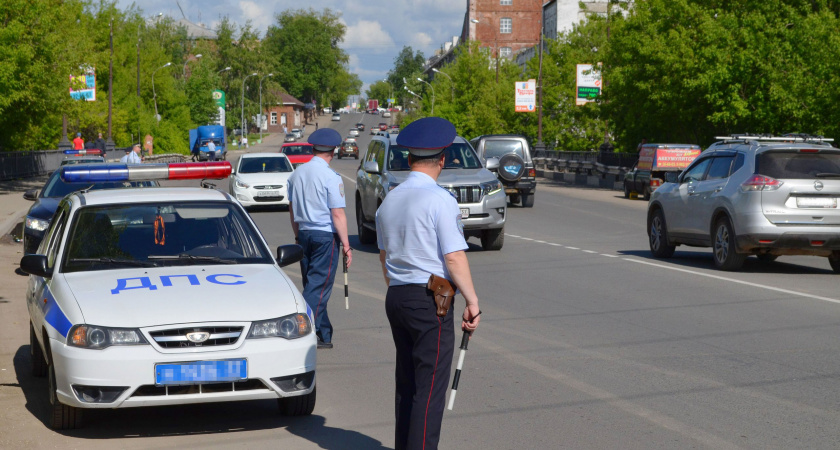 Инспектор ДПС остановил, но не подходит: сколько ждать водителю и можно ли уехать? Ответ автоюриста
