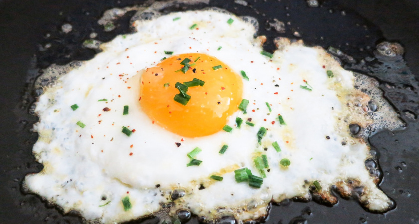 Не сало и не масло: Вот на чём жарят яичницу опытные хозяйки — запомните раз и навсегда 