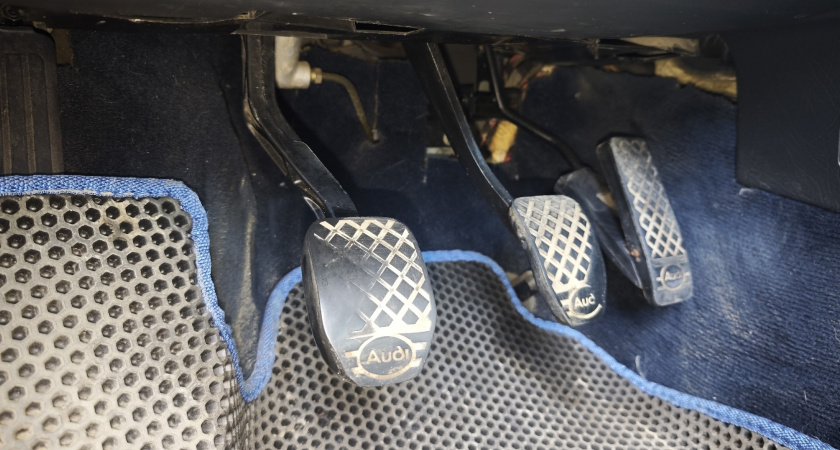 3 вредные привычки, которые мгновенно гробят сцепление. Этим грешат даже опытные водители