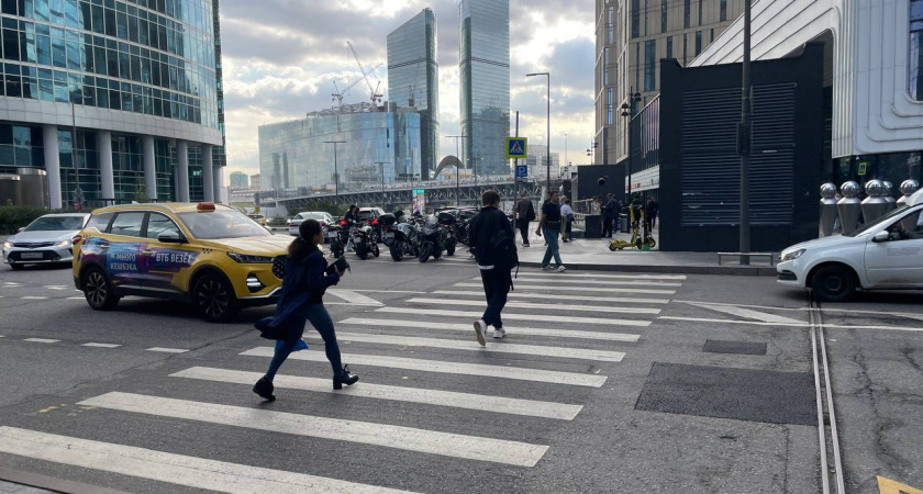 Одного шага на "зебру" мало: Нужно ли водителю ждать, пока пешеход перейдёт дорогу - Верховный суд ответил