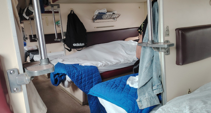 Пенсионерам в поезде все должны: получили скидку на билет и требовали у "неходячей " уступить им место