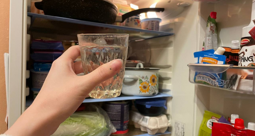 Уходя из дома всегда ставлю стакан воды в холодильник и происходит "чудо" - секрет, который пригодится каждой хозяйке