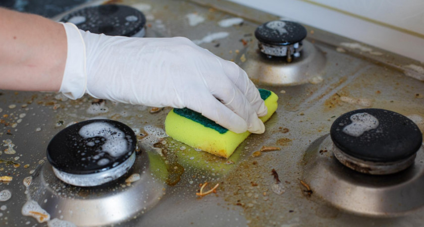 Я отчистила многолетний нагар с плиты за 10 минут: соседка-повариха раскрыла мне свой секрет, и это не сода 