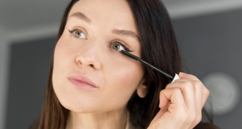 Две капли вместо новой туши: как легко вернуть косметике идеальную текстуру