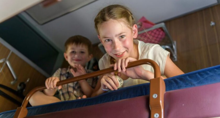 «Дочка хочет спать на вашей полке, давайте поменяемся?». Случай в поезде, который меняет взгляд на людей