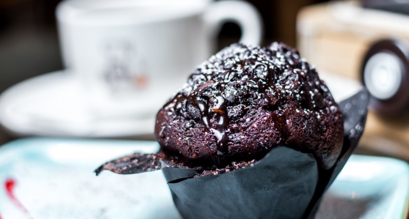 Шоколадный брауни из груши в микроволновке: ПП-десерт за 3 минуты