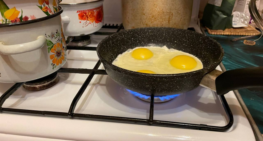 Почему нельзя жарить яичницу на подсолнечном масле - запомните раз и навсегда