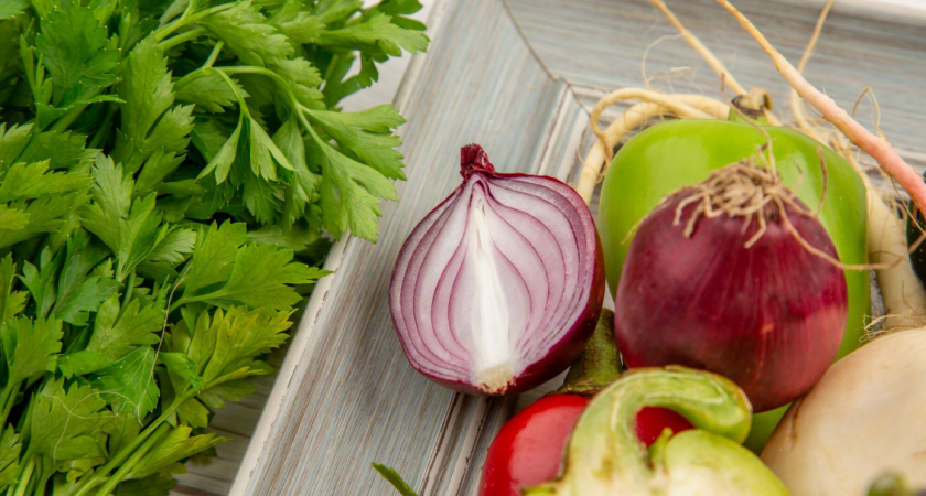 Бросил в пакет с зеленью пол головки лука - и она хранится свежей 3 недели: проверенный лайфхак